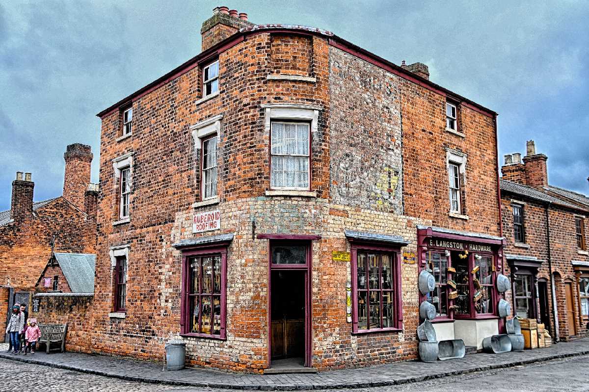 The+Black+Country+Living+Museum+is+an+open-air+museum+of+rebuilt+historic+buildings+in+Dudley
