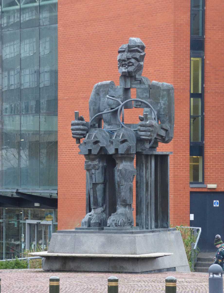 Faraday+statue+at+the+University+of+Birmingham